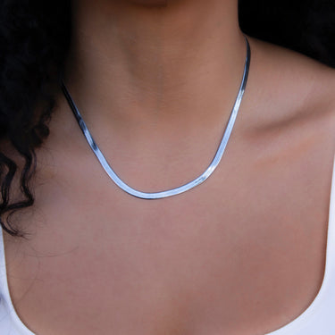 Herringbone Necklace in White Gold - 4mm