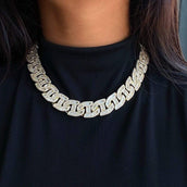 Baguette Chain Link Necklace in Yellow Gold